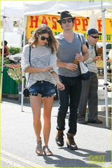 组图：吸血鬼伊恩与女友逛街 小两口亲密居家