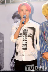 组图：JYJ出席发售会 朴有天戴眼镜呆萌可爱(金在中/金俊秀)