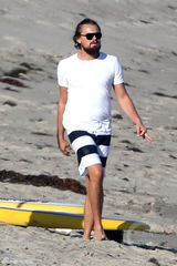 组图：莱昂纳多与女友悠哉划船 依然胡子邋遢