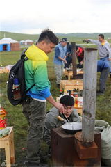 组图：爸爸2张亮黄磊拼厨艺 萌娃草原比摔跤