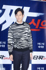 独家：崔丹尼尔宣传新片戴眼镜似哈利波特