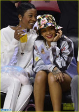 组图：蕾哈娜戴花帽球场秀美腿 满脸兴奋花痴样