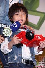 组图：Kimi卖萌耍宝人气高 与老爸台北捞金