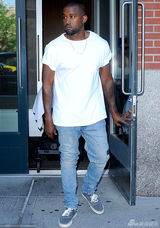 组图：潮妈卡戴珊抱娃出街 萌娃怀中睡得香