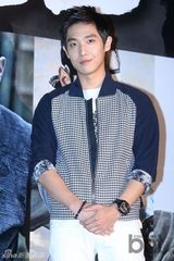 组图：韩星河智苑出席试映会 短裙露粗腿