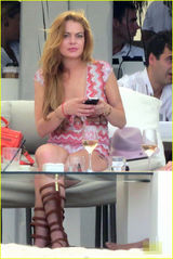 组图：林赛-罗韩低胸装露八字奶 与身旁帅哥畅聊