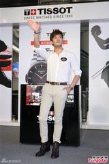 组图：陈晓东35度挥汗代言 奶爸抢钱不容易