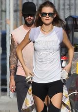 组图：魔力红亚当携超模娇妻拍MV 现场亲热拥吻