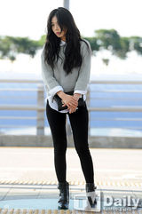 组图：4minute泫雅淡妆亮相机场 睡眼惺忪脸微肿