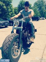 组图：张亮骑摩托车酷帅 网友调侃：腿终于显短