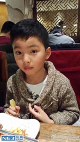 组图：王中磊17岁女儿长腿清秀 姐弟有爱互动