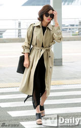 组图： 金成玲赴戛纳影展 墨镜风衣显女王气质