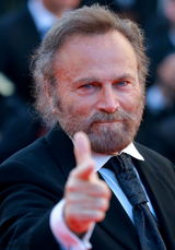 组图：戛纳红毯李宇春裤装中性帅 贾樟柯墨镜酷