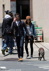 组图：莉顿-梅斯特小清新装与老公遛狗秀恩爱