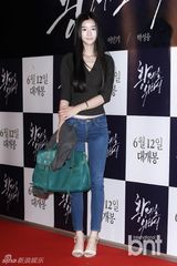 组图：玄彬走红毯人气旺 争相握手显亲和