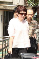 组图：小S黑衣前往法庭似有心事 夫家三口陪同