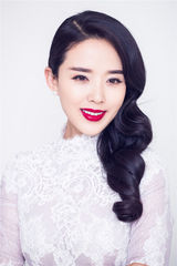 组图：颜丹晨复古造型清新红唇演绎氧气女神