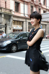 组图：奚望黑色短裙随性街拍 青春娇俏不俗个性