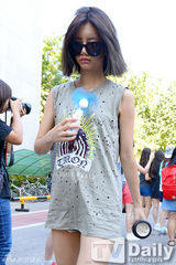 组图：4minute泫雅参加彩排 戴墨镜尽显女王风范