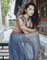 组图：姚晨再登封面闲庭信步 演绎流行复古风