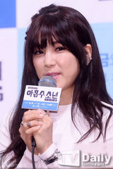 组图：BTOB星材A pink初珑牵手出席发布会