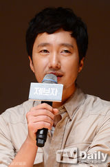 组图：《举报者》柳演锡暖男风度 亲切拥抱粉丝