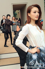 组图：容祖儿低领透视露内衣 蓝色羽毛裙优雅