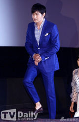 组图：《哭泣的男人》张东健蓝色西服儒雅亮相