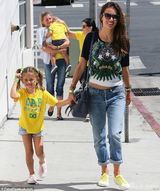 组图：超模安布罗休变球迷 带子女看球激情四射