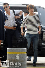 组图：SJ等人气男团亮相机场 拼时尚搭配