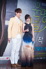 独家：张娜拉亮相秀美背 挽手张赫情意浓