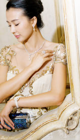 组图：周迅何超仪亮相时装周 女神变身小粉丝