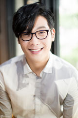 组图：崔丹尼尔戴眼镜儒雅绅士展笑颜