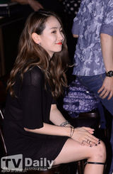 组图：Wonder Girls誉恩现身摇滚歌手全仁权发布会