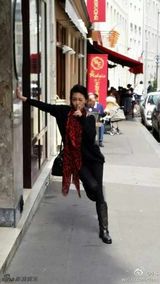 组图：辣妈心花怒放！小S巴黎街头玩风骚秀性感