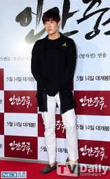 组图：金泰熙等捧场宋承宪新片 希澈咬票四次元