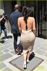 组图：卡戴珊吊带背心波涛汹涌 大秀丰满身材