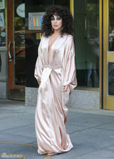 组图：Lady-Gaga睡衣出街 中门大开秀八字奶