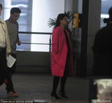 组图：李湘独自现身机场 反季节穿厚外套抢眼