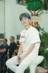 组图：韩团Boyfriend热情跳唱 赞港女眼神美