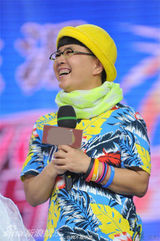 组图：48岁金龟子不显老 常被15岁女儿叫姐姐