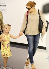 组图:艾米-亚当斯携女现身 萝莉长相甜美似妈妈
