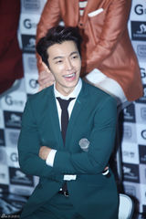 独家：SJ变彩虹团 希澈特立独行偏爱剪刀手