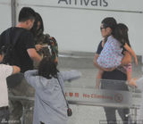 组图：曹格一家四口现身 姐姐累趴老爸肩头酣睡