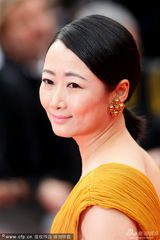 组图：贾樟柯夫妇现身首映礼 赵涛黄裙飞扬