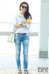 组图：金喜爱便衣亮相机场 散发熟女知性美