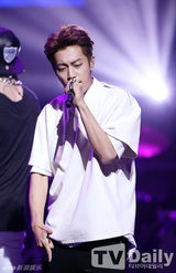 组图：韩团f(x)热舞献唱 雪莉不慎露底