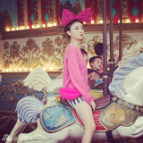 组图：景甜卖萌显少女心 变兔斯基畅玩游乐场