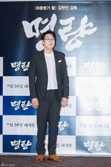 组图：崔岷植李贞贤亮相《鸣梁》试映会