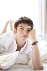 组图：徐正曦最新杂志写真演绎白色恋人